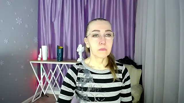 Snapshot of queen_a_n_i chatting on March 6, 8:19 am queen a n i online show from March 6, 8:19 am