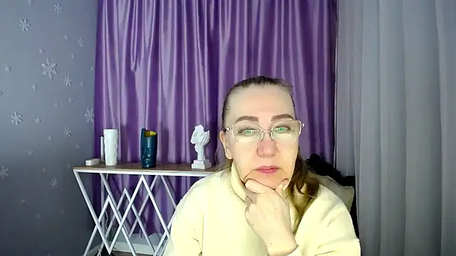 Snapshot of queen_a_n_i chatting on March 9, 8:29 am queen a n i online show from March 9, 8:29 am