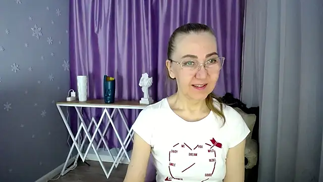 Snapshot of queen_a_n_i chatting on March 14, 6:42 am queen a n i online show from March 14, 6:42 am