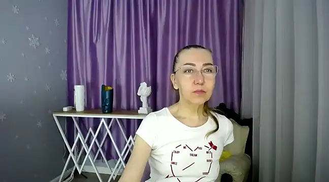 Snapshot of queen_a_n_i chatting on March 15, 8:15 am queen a n i online show from March 15, 8:15 am