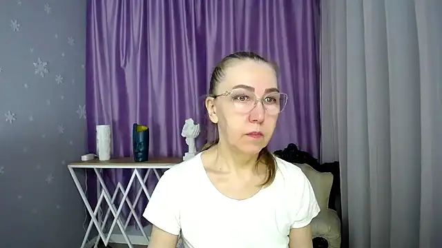Snapshot of queen_a_n_i chatting on March 22, 7:25 am queen a n i online show from March 22, 7:25 am