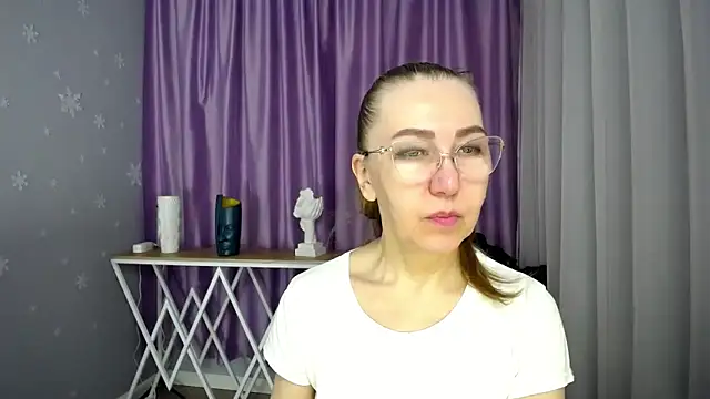 Snapshot of queen_a_n_i chatting on March 23, 6:58 am queen a n i online show from March 23, 6:58 am