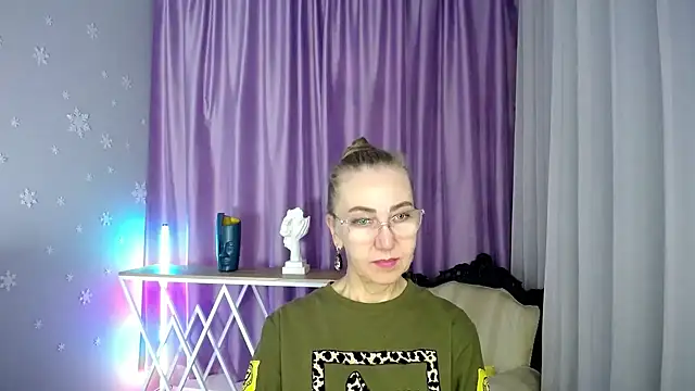 Snapshot of queen_a_n_i chatting on September 9, 8:14 am queen a n i online show from September 9, 8:14 am