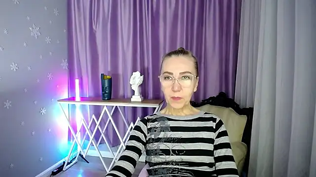 Snapshot of queen_a_n_i chatting on September 10, 9:09 am queen a n i online show from September 10, 9:09 am