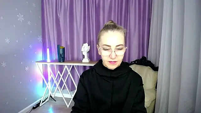 Snapshot of queen_a_n_i chatting on September 26, 8:51 am queen a n i online show from September 26, 8:51 am