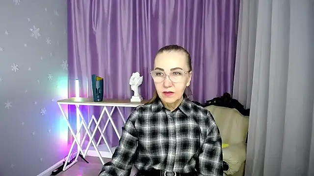 Snapshot of queen_a_n_i chatting on September 27, 11:26 am queen a n i online show from September 27, 11:26 am