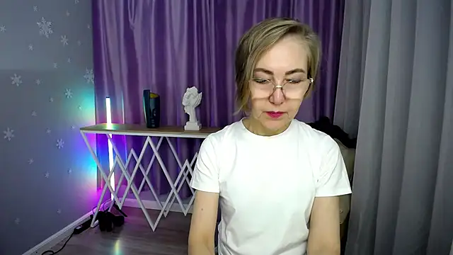 Snapshot of queen_a_n_i chatting on October 17, 7:22 am queen a n i online show from October 17, 7:22 am