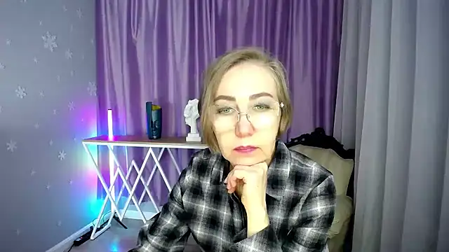 Snapshot of queen_a_n_i chatting on October 23, 9:52 am queen a n i online show from October 23, 9:52 am