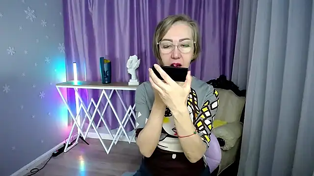 Snapshot of queen_a_n_i chatting on October 30, 9:44 am queen a n i online show from October 30, 9:44 am