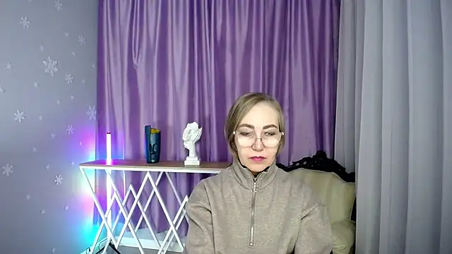 Snapshot of queen_a_n_i chatting on November 7, 11:21 am queen a n i online show from November 7, 11:21 am