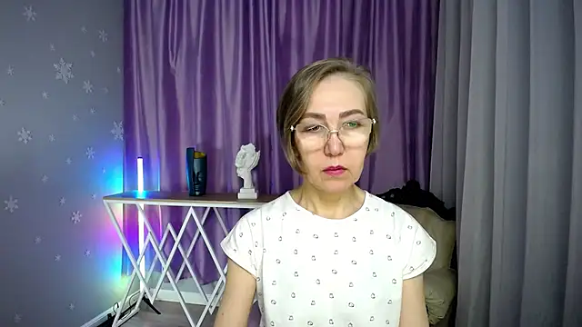 Snapshot of queen_a_n_i chatting on November 13, 8:57 am queen a n i online show from November 13, 8:57 am