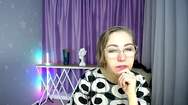 Snapshot of queen_a_n_i chatting on November 15, 11:40 am queen a n i online show from November 15, 11:40 am