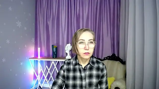 Snapshot of queen_a_n_i chatting on November 28, 9:45 am queen a n i online show from November 28, 9:45 am