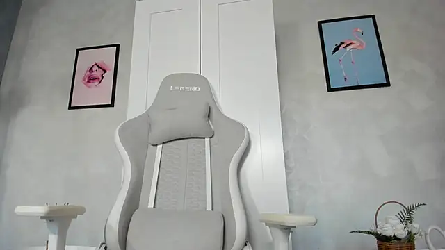 Snapshot of Naila18 chatting on March 8, 6:21 am Naila18 online show from March 8, 6:21 am