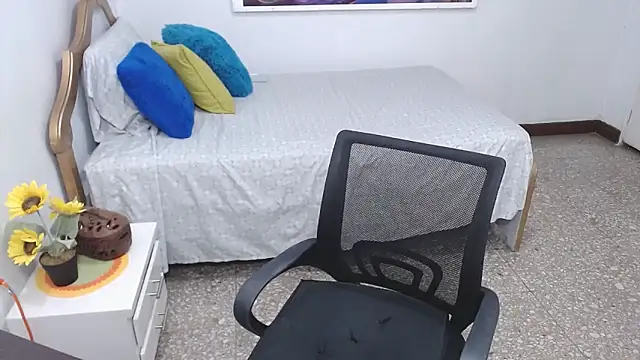 emiliaa hot online show from December 1, 11:47 pm