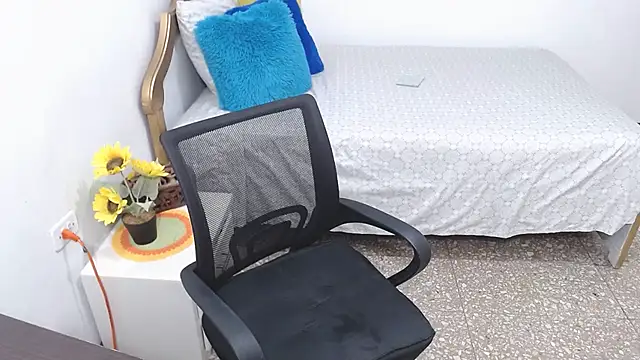 emiliaa hot online show from December 4, 8:29 pm