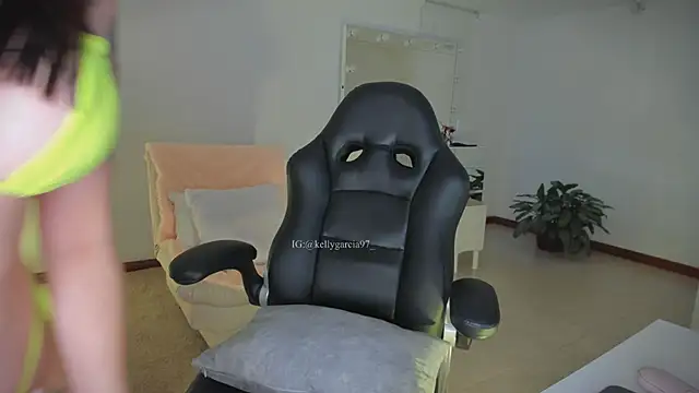 Snapshot of Ally_Snow chatting on October 21, 11:00 am Ally Snow online show from October 21, 11:00 am