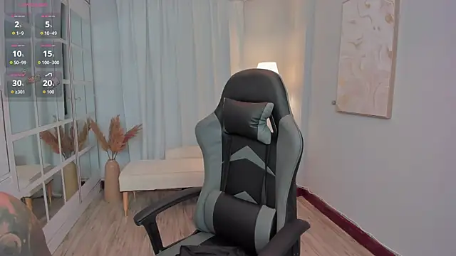 Snapshot of LeahJones_ chatting on September 18, 4:58 am LeahJones online show from September 18, 4:58 am