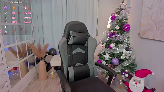 Snapshot of LeahJones_ chatting on December 14, 5:07 pm LeahJones online show from December 14, 5:07 pm