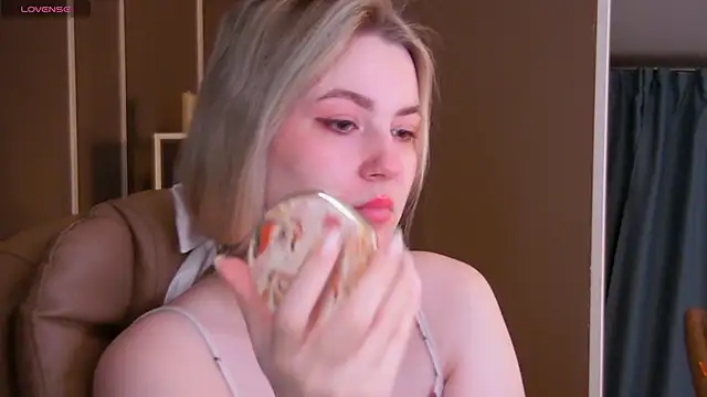 Snapshot of elinanortas chatting on February 1, 1:12 am elinanortas online show from February 1, 1:12 am