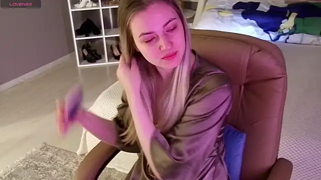 Snapshot of elinanortas chatting on October 2, 1:12 am elinanortas online show from October 2, 1:12 am