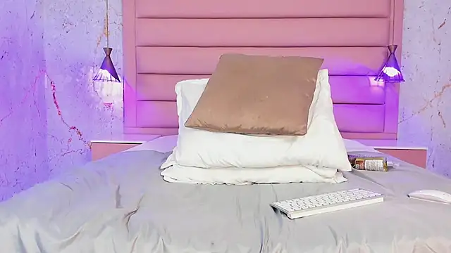 Snapshot of Scarleett_22 chatting on January 18, 12:46 am Scarleett 22 online show from January 18, 12:46 am