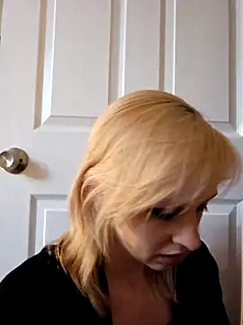 AmethystFoxx online show from March 3, 4:35 pm