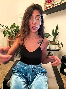 amanilouve online show from October 13, 9:15 pm