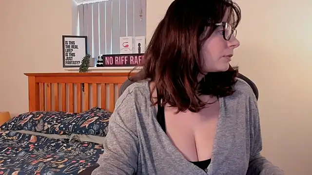 Snapshot of LucieWinters_UK chatting on January 6, 12:35 pm LucieWinters UK online show from January 6, 12:35 pm