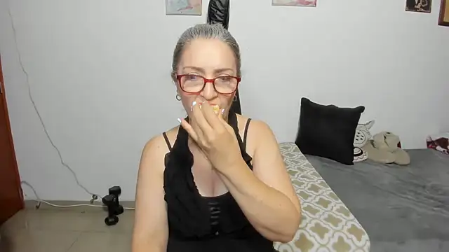 Snapshot of D-yanamilf chatting on October 16, 8:15 am D-yanamilf online show from October 16, 8:15 am