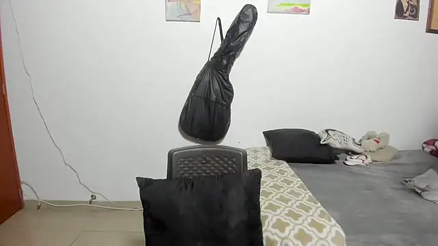 Snapshot of D-yanamilf chatting on November 4, 9:52 am D-yanamilf online show from November 4, 9:52 am