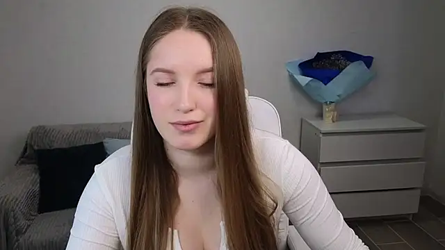 Snapshot of EvaMaddison chatting on February 13, 4:43 am EvaMaddison online show from February 13, 4:43 am