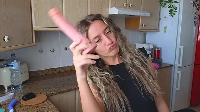 Snapshot of Lunamix chatting on December 18, 3:22 pm Lunamix online show from December 18, 3:22 pm