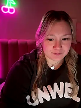 Snapshot of PiggyRose chatting on December 14, 3:45 am PiggyRose online show from December 14, 3:45 am