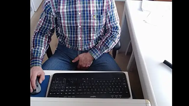 Snapshot of dutchpornking chatting on February 17, 8:09 am dutchpornking online show from February 17, 8:09 am