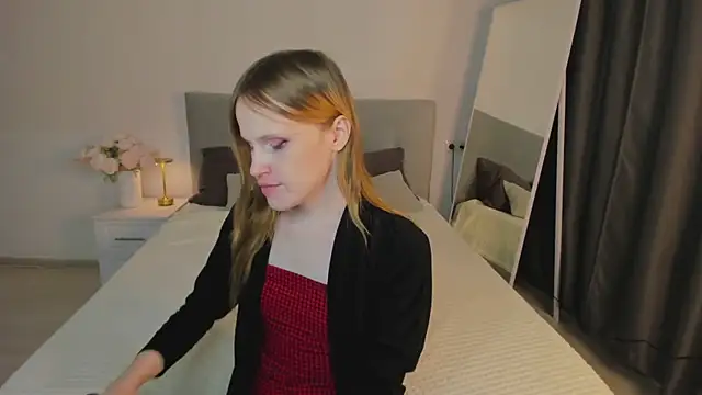 Snapshot of EffieMinki chatting on December 1, 11:04 am EffieMinki online show from December 1, 11:04 am