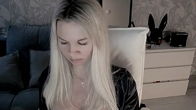 Snapshot of EvaRelusionJ chatting on October 29, 2:25 am EvaRelusionJ online show from October 29, 2:25 am