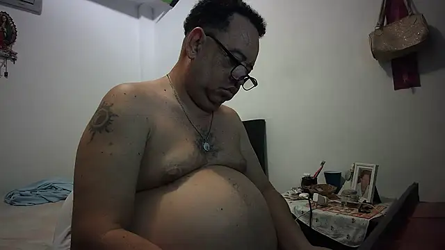 Snapshot of djtomxxx2777 chatting on October 11, 1:27 am djtomxxx2777 online show from October 11, 1:27 am