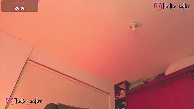 Snapshot of Laurent-Glass chatting on November 25, 4:23 am Laurent-Glass online show from November 25, 4:23 am