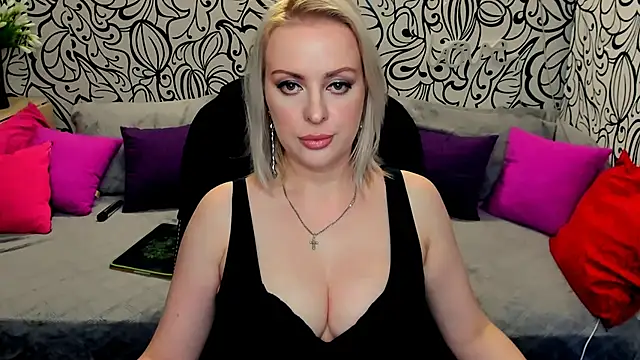 Hotdreamhere online show from December 11, 1:39 pm