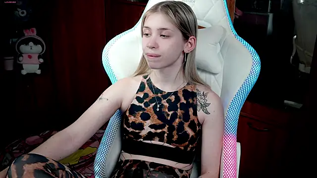 Snapshot of ho1yho1e chatting on November 14, 7:34 pm ho1yho1e online show from November 14, 7:34 pm