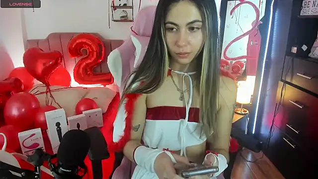 lilly sweett online show from December 15, 7:02 am