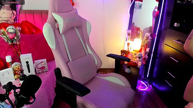 lilly sweett online show from February 15, 6:44 am