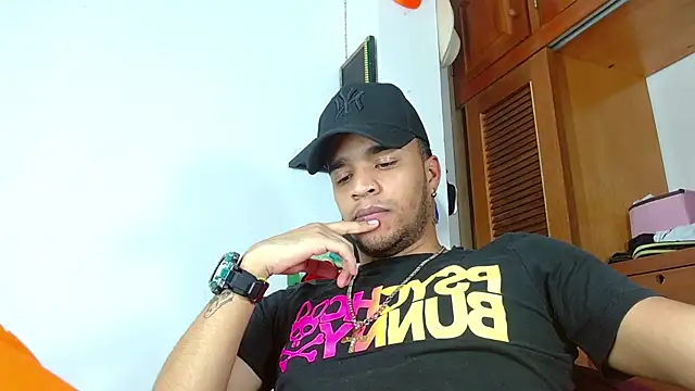 Snapshot of Bigcock_21cm_ chatting on February 12, 2:03 am Bigcock 21cm online show from February 12, 2:03 am