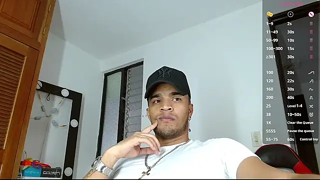 Snapshot of Bigcock_21cm_ chatting on February 21, 10:26 pm Bigcock 21cm online show from February 21, 10:26 pm