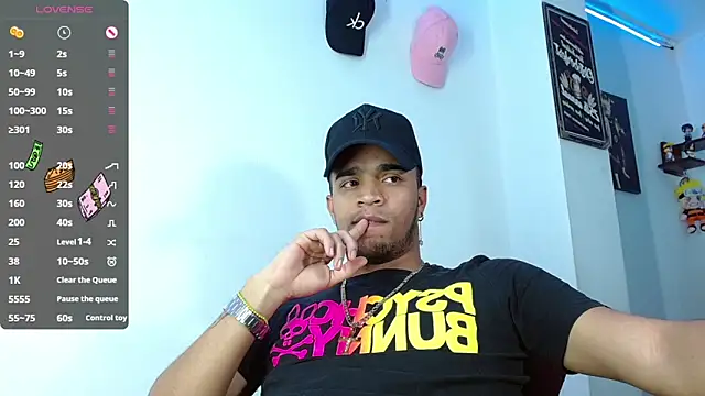 Snapshot of Bigcock_21cm_ chatting on March 4, 1:17 pm Bigcock 21cm online show from March 4, 1:17 pm