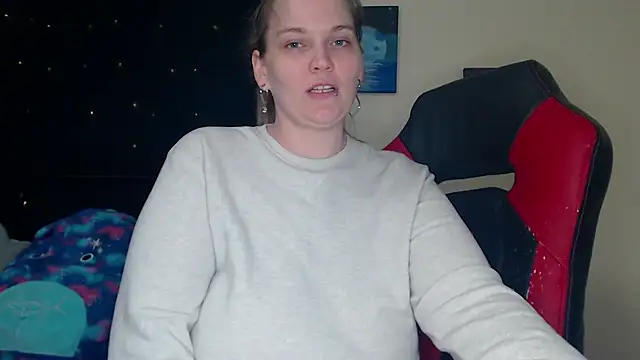 Snapshot of ToxicLilly chatting on December 6, 12:05 pm ToxicLilly online show from December 6, 12:05 pm