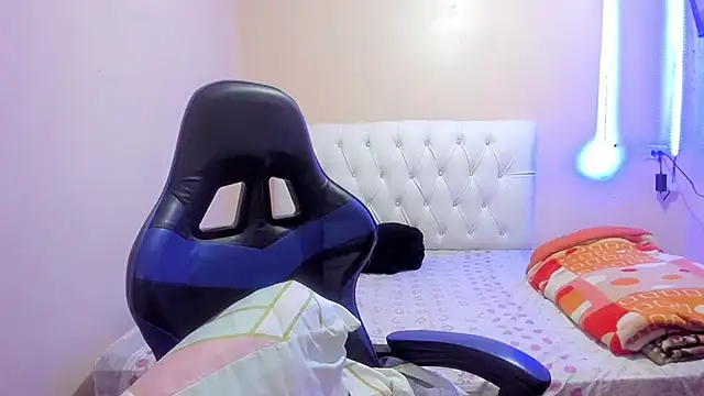 Leylafourniert online show from December 23, 7:20 pm