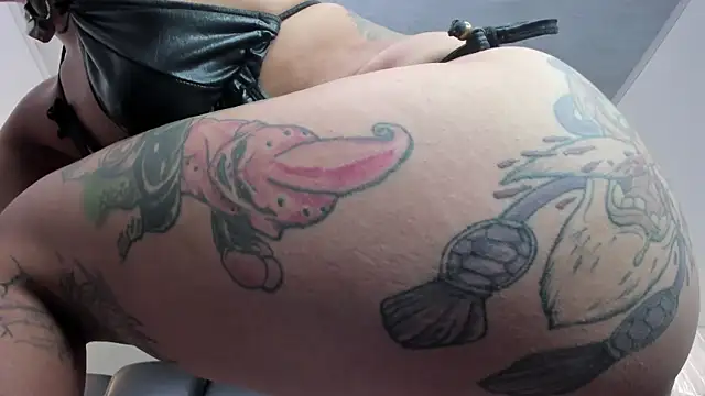 Snapshot of miss_vaiolette chatting on February 18, 2:16 pm miss vaiolette online show from February 18, 2:16 pm