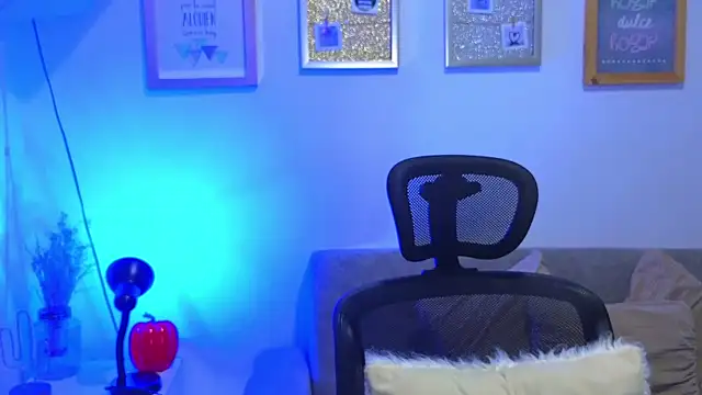 annylouis online show from November 5, 7:47 pm